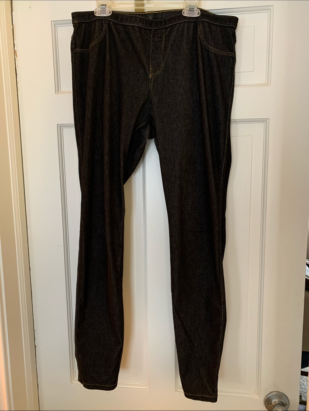 Simply Vera Vera Wang size large leggings in dark blue-black wash. 👏🏻
⭐️